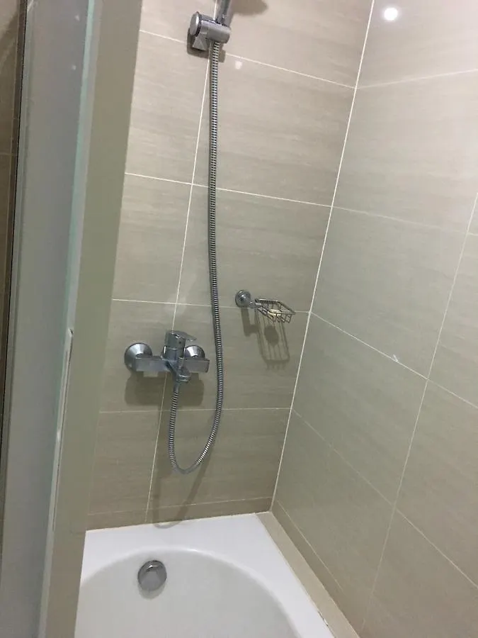 De Luxe 7Qrs Apartment Manila
